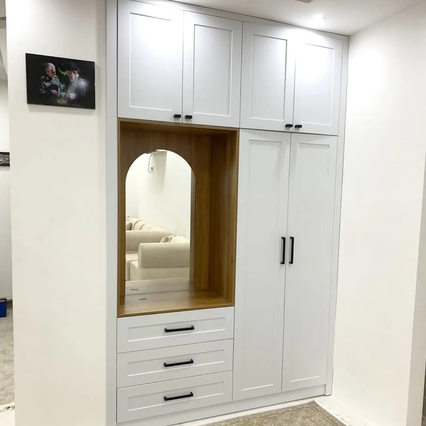 Kemerli aynalı antre dolabı. Kemerli aynalı antre dolabı. Yunus Usta’nın tamamladığı işlerden.